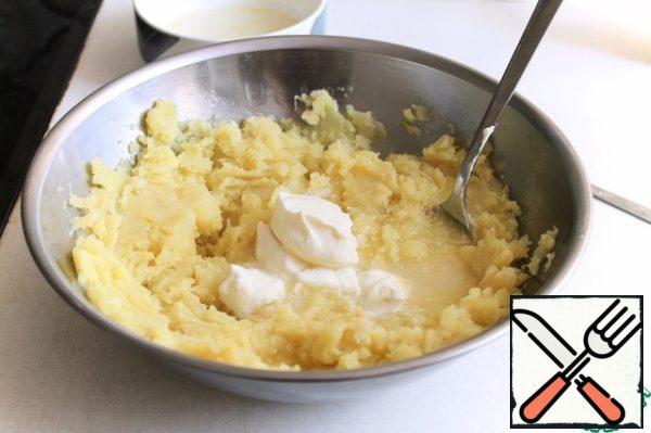 Then add the remaining butter, a couple of tablespoons of potato water and a spoonful of sour cream (full, "with a slide", as they say). As I have already said, German cuisine is sometimes not dietetic)
Stirred well? That's it!