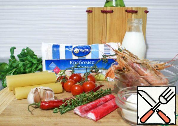 Prepare the products. If you use ready-made cannelloni, you may need to boil them beforehand (follow the instructions on the package). Defrost the seafood. For the filling, you will need an assortment of seafood - shrimp / scallops / octopus / crab / quality surimi / squid, etc. It is advisable to buy seafood separately and choose frozen. Since they are usually already overcooked in the finished assortment, and when cooked they become even more tasteless and rubbery.
* * If you cook cannelloni yourself, add a pinch of fresh herbs to the dough.
