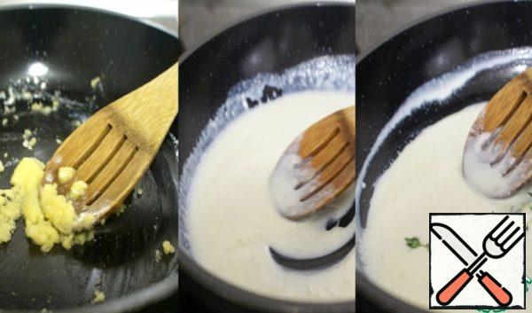 To make bechamel: fry one tablespoon of flour in a tablespoon of butter over low heat until golden brown. Gradually adding milk, stir the sauce, preventing the formation of lumps. When the sauce thickens, turn off the heat, add a whole sprig of thyme and set aside.
