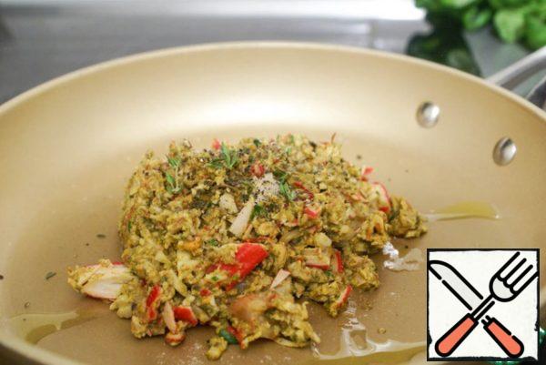 Heat the olive oil, add the seafood mass to it, season with salt and pepper and fry everything together for about 2 minutes. At this stage, you can pour and evaporate dry white wine (optional). Turn off the heat, let it cool down a little.
