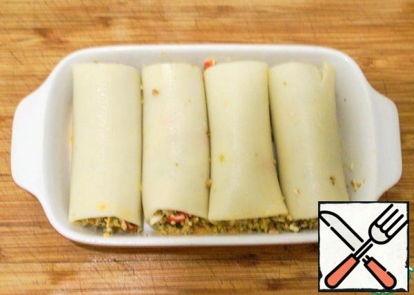 Fill the cannelloni and put them in a greased form with vegetable oil.