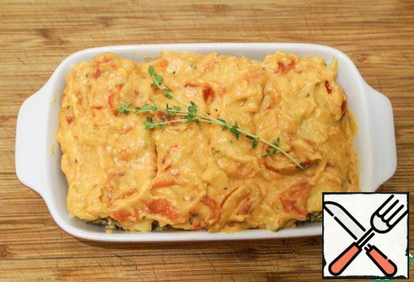 Pour over the prepared sauce.
* Cheese is not required in this recipe. In real Italian cuisine, seafood and hard cheeses (with a pronounced taste) are not used together.
