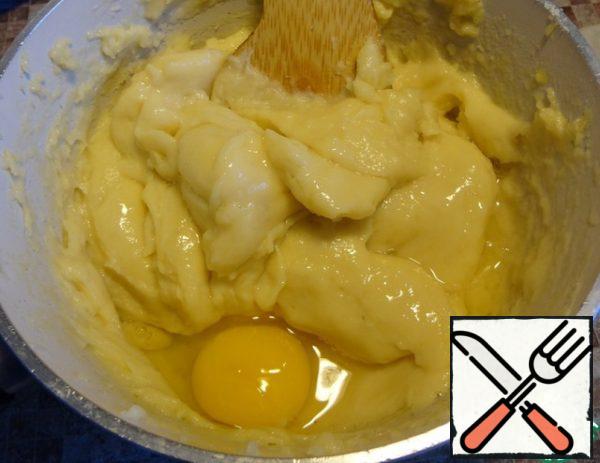 Cool the dough to about 70 degrees. C and start introducing the eggs one by one, kneading the dough each time until the whole egg is absorbed into the dough.
There is one ticklish moment here... The dough should be felt when it is ready. If you do not add eggs, the dough will turn out heavy and will not rise. If you shift the eggs, they will be liquid and vague, they will not keep their shape. For example, I didn't have 4 pieces as I was photographing, I needed to add one more thing.
The dough should slowly slide off the wooden spatula in a wide strip.