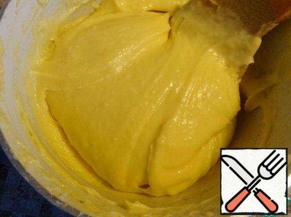 I got such a dough that I was quite satisfied with.
We put our dough in a bag with an incised cone and form small buns. In the middle we will make one big ring for a Christmas wreath.