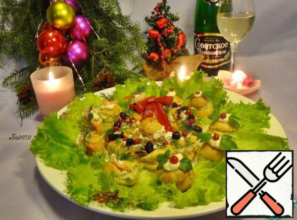 Take a large dish and serve ready-made profiteroles on lettuce leaves. Put a "Christmas wreath" in the middle, and put our little profiteroles in a row around it. Cut off the top with a large ring, lay out the meat mousse and cover with a cut lid on top. Decorate with dill twigs imitating spruce twigs. Decorate with colorful berries and a large bow of baked bell pepper.