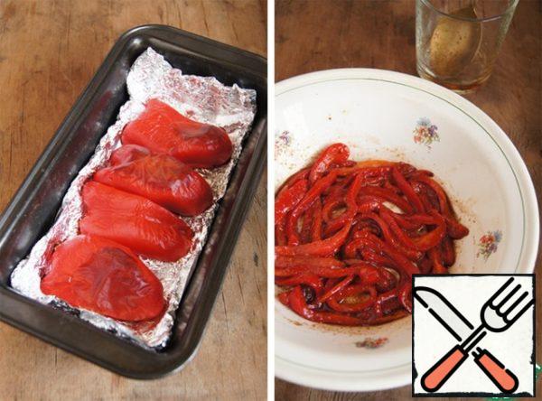 Cut a large Bulgarian pepper into halves or quarters, remove the stalk and seeds, lubricate the skin with vegetable oil and bake in the oven. Heat at a temperature of 200-220 ° C until the skin is covered with black scorch marks.
Remove the pepper from the oven and immediately transfer to a plastic bag. After 15 minutes, remove the skin from the bag and remove it (thanks to such manipulations with the packaging, it is easily removed).
Cut the pepper into strips and pour over the marinade (mix 2 tbsp olive oil with 1 tbsp wine vinegar and 1/2 tsp dried garlic). Leave to marinate and take care of the peas.