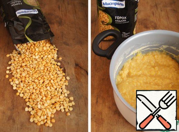 Yellow split peas are perfect for cooking this dish - it does not require pre-soaking, it is perfectly boiled in mashed potatoes and has excellent taste. And this, please note, is not an advertisement of the sponsor, but the pure truth!)))
So, measure the peas, fill it with cold water in a ratio of 1: 2, bring to a boil (make sure that the peas give abundant foam when cooking and strive to "escape"), reduce the heat to low and cook for 30-40 minutes. At the end of cooking, add the peas and salt.