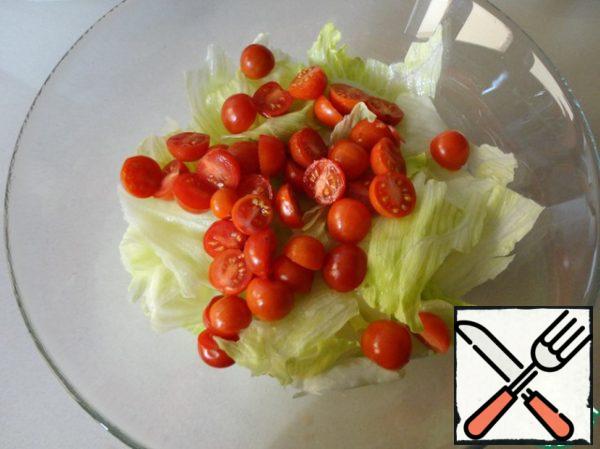 The lettuce leaves torn with the hands into large chunks and add the cherry tomatoes, cut in half.