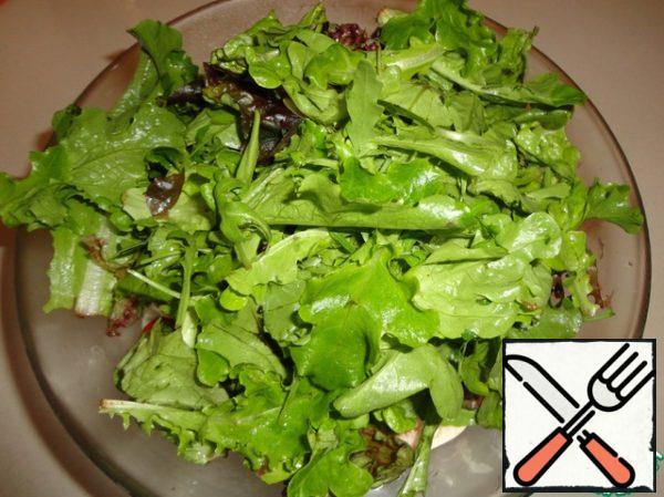 Now add a mixture of different types of salad.
