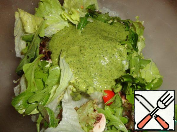 Add Parmesan cheese, grated thin slices. Spread the sauce in the salad, pre-mixing it with the remaining 1/3 glass oils.