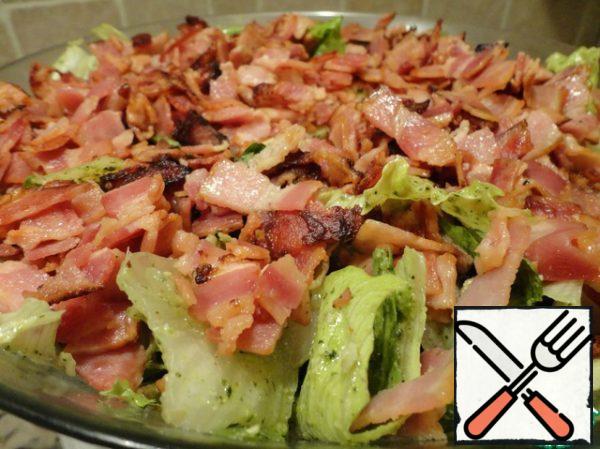 Sprinkle the salad with pieces of bacon and serve!