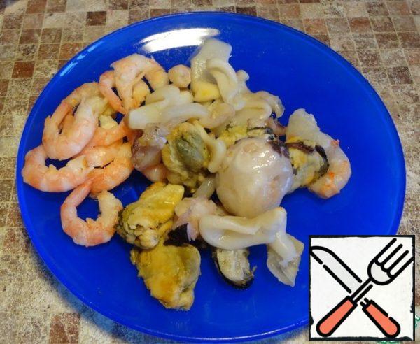 I want to draw your attention to the fact that I made 1/4 of it, because I can't eat everything))).
Clean all the seafood.