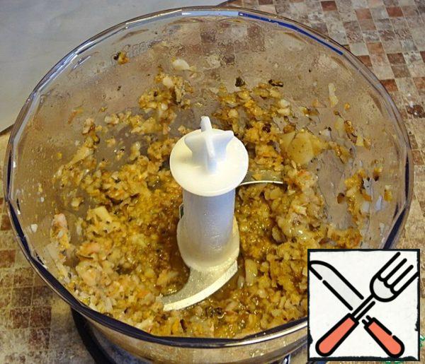 Grind in a blender, but not very finely. Add 4 tablespoons of water, soy sauce, wine, sesame oil, black pepper and starch. Mix well.
