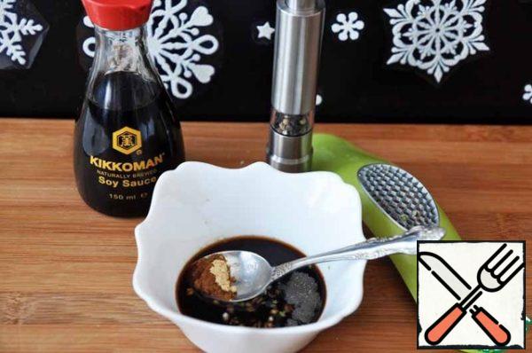 Prepare the marinade.
Mix 4 tablespoons of soy sauce, dry ginger root, freshly ground black pepper and garlic squeezed through a garlic press.