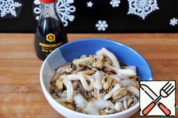 Mix the seafood with the marinade and put it in a cold place for 30 minutes.
