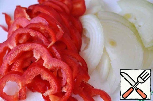 Take the onion and red bell pepper, cut into strips.
