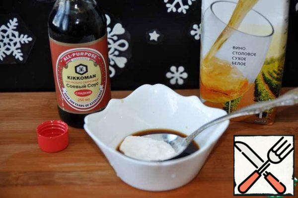 Prepare the dressing sauce in advance.
Mix sweet soy sauce (2 tablespoons) with dry white wine (original rice) (2 tablespoons), with 2 tablespoons of water and corn starch.
If you don't have sweet soy sauce, then take regular soy sauce and add 1 tablespoon of sugar.