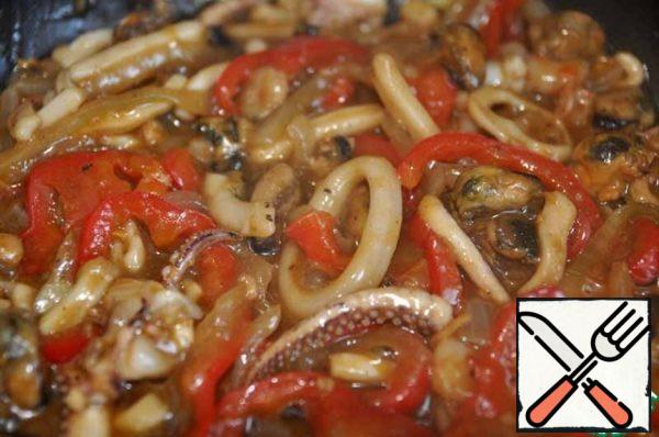 Fill the seafood with vegetable dressing sauce, stir and immediately turn off the heat, the sauce will thicken quickly and may burn.
No salt is added.