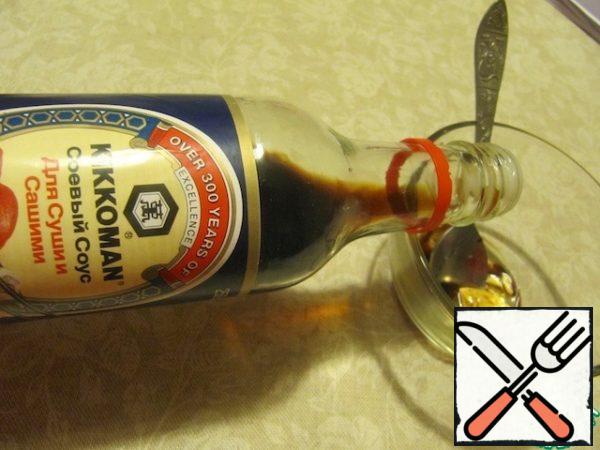 Prepare the marinade: mix honey, Dijon mustard, balsamic vinegar, soy sauce and ground black pepper.
The proportions can be adjusted according to your taste preferences!
