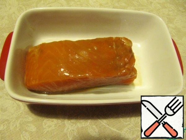 Preheat the oven to 200 C.
Put the fish in a baking dish.
Using a cooking brush, apply a small amount of marinade.
Cover the mold with foil and put it in the oven for 12 - 15 minutes.
Remove the foil, apply another layer of marinade and bake for another 10 minutes until a crust forms.