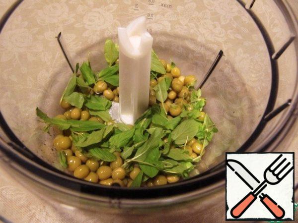 To prepare mint-pea puree, finely chop the onion.
Heat 1 tablespoon of butter in a frying pan and fry the onion until transparent.
Add the peas, warm up for a few minutes.
Transfer the mixture into the bowl of a blender and grind together with the mint.