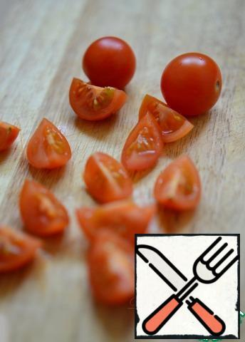 Then send the chopped cherry tomatoes. Cook the soup for about 5 minutes. Try what you do not have enough taste, salt, acidity, sharpness-it's time to add.