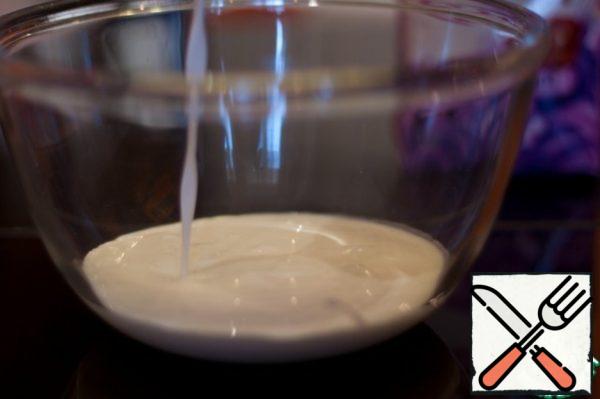 Pour the cream into a bowl and pour 1/4 cup of milk.
