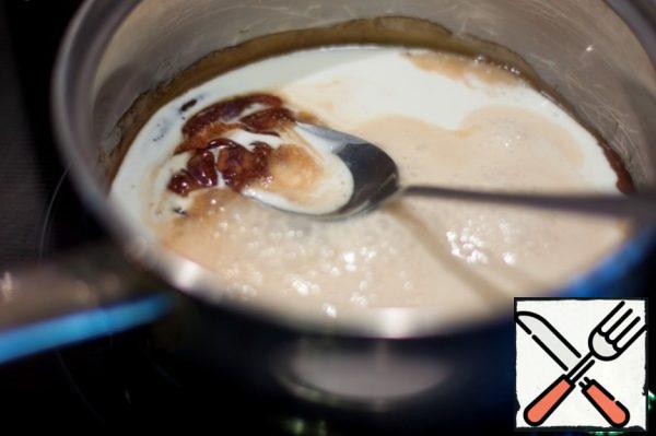 Pour 1/2 Cup heavy cream and over low heat, stirring slightly, wait for the cream to combine fully with the caramel. At the beginning of the caramel hardens, but then gradually melts, and the mass becomes homogeneous. At the end of cooking, you can add 1 tablespoon of alcohol to the sauce, if the dessert is intended for adults.