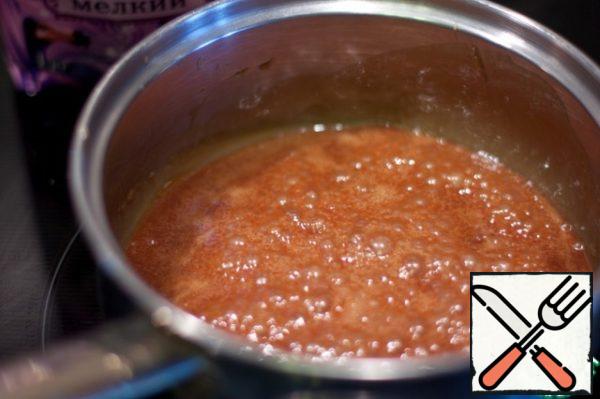 Immediately remove the caramel sauce from the heat and pour into a saucepan.