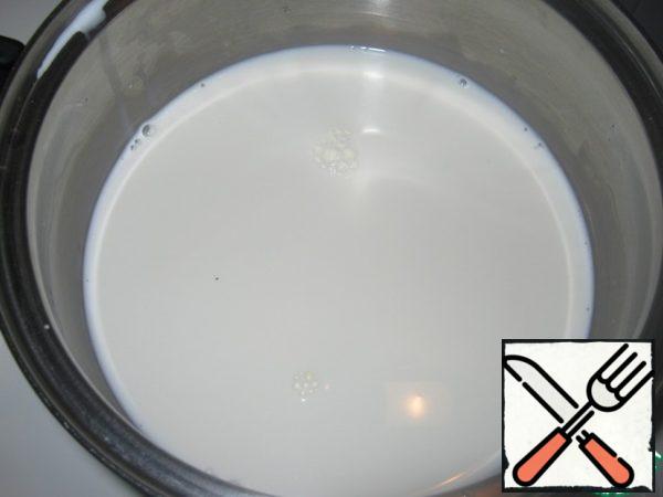 Pour milk and cream into a saucepan, add a pinch of salt and boil.