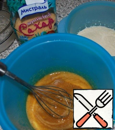 First, pour semolina milk and leave for 30 minutes to swell. In this time prepare everything else. First, mix the eggs and brown sugar.