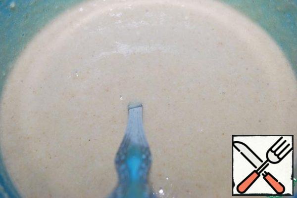 Mix the curd mixture with the swollen semolina, mix well and divide into 2 parts. The mixture should be moderately thick: fluid consistency, but to sustain the weight of bananas.