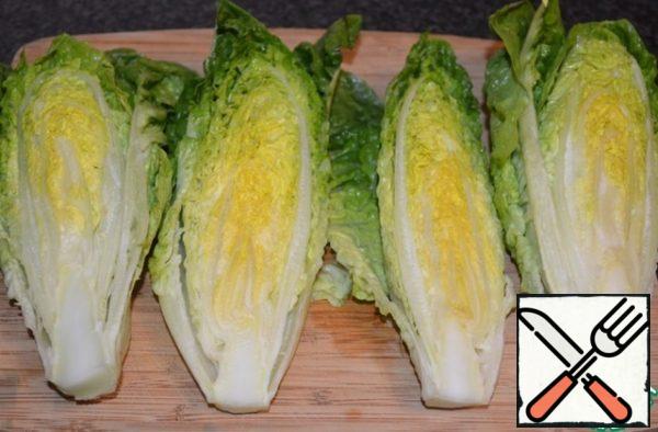 Lettuce leaves under cold water, drain off excess water.
Remove the top sheets if necessary.