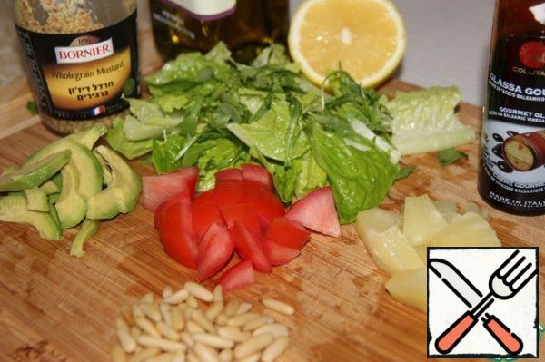 All ingredients are listed for 2 servings, but the process in the photo is shown for 1 serving. I hope you won't be ashamed. =)
Wash the lettuce leaves and arugula, dry them, and tear them coarsely.
Cherry tomatoes cut into halves (I had a regular tomato). In my opinion, it tastes better with cherries.)))
Peel the avocado and cut into slices. Do the same with pineapple.