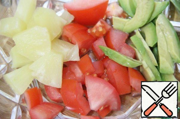 Mix avocado, tomatoes and pineapple.
