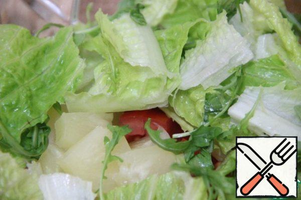 Add lettuce leaves and arugula. Sprinkle with lemon juice.
