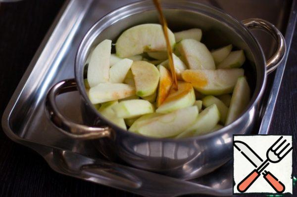 Cut the apples into slices, put them in a saucepan, pour tea and pour soda. Boil until soft. It took me 10 minutes. From soda, the contents of the pan will sizzle and foam, the acid of apples will extinguish it naturally.
I did not cook apples into porridge, I wanted to have pieces in the finished pudding, and you do as you see fit.