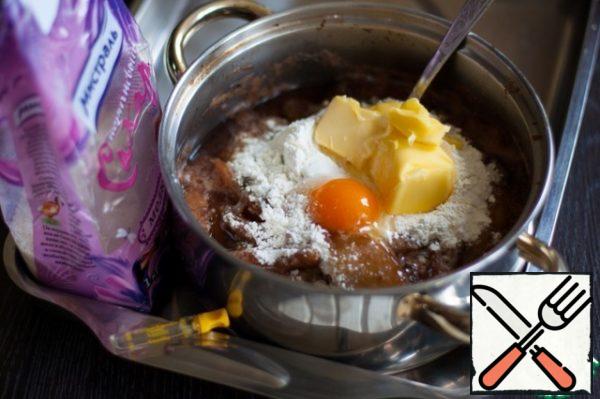 Remove the apples from the heat, add flour sifted with baking powder, eggs, butter, vanilla extract and brown sugar. It is the sugar from the Mistral company that will later give this apple pudding a caramel taste. Mix quickly, or even better, whisk with a whisk so that the egg white does not have time to curdle. Cool the filling.
