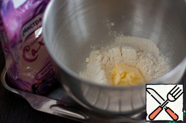In the meantime, let's get to the sand base of our pudding. Butter chop into crumbs with flour and a spoon of brown sugar, add 1 small egg and half a spoon of ice water.