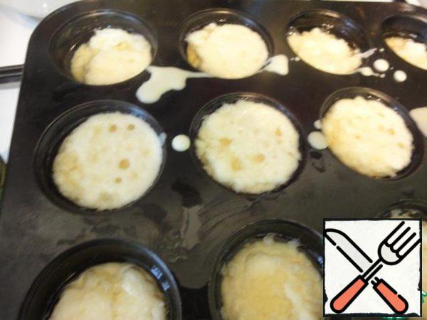 After this time, we take out the molds with heated oil from the oven and quickly pour the dough! I did not do it very carefully) but it's okay... these droplets have turned into tiny puddings)