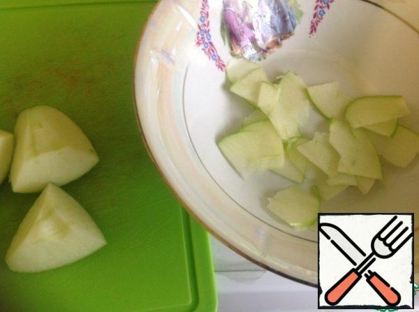 Apples are cleaned from the core, the peel is preserved. Apple cut into 4 parts and each quarter in half. Cut the Apple into slices. I did it with a peeler, sprinkle juice on half a lemon.