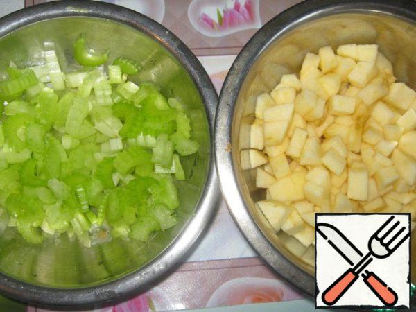 Apple to clear (broke a 150 g), cut into cubes with sides roughly 0.5-0.7 see
Celery, too, cut into half-rings 0.2-0.3 cm thick.