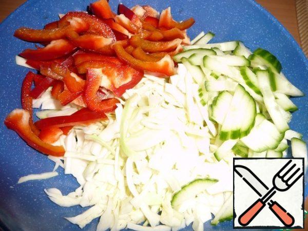 Chop the cabbage, pepper and cucumber into strips.