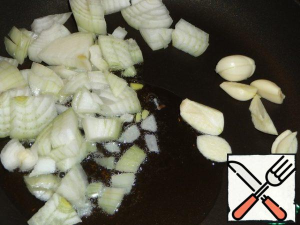 Onions and garlic fry (lightly salt).