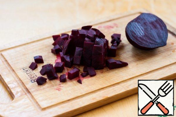 After the beet has cooled down a little, peel it and cut into small cubes.