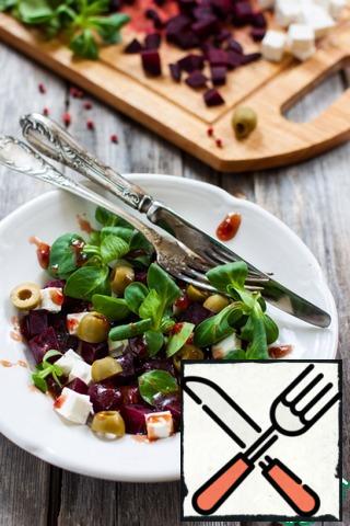 On a plate, put the cubes of beets, feta, green olives, dilute this splendor with picturesque patches of corn or any other salad, for example, arugula, sprinkle with peas of pink pepper, salt and pepper if necessary and pour the dressing.