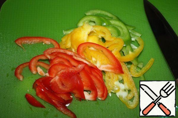 Cut into strips Bulgarian pepper.