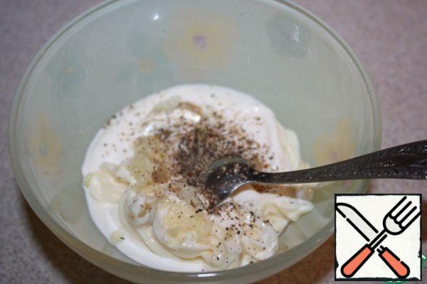 Mix all ingredients for refueling. Who does not like sour cream and mayonnaise dressing can replace sour cream with mayonnaise on vegetable oil.