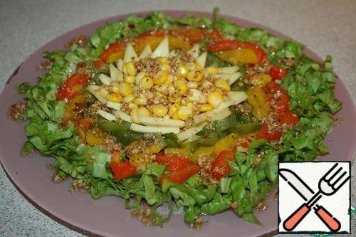 Spread our salad on a dish: chopped salad, strips of pepper, cheese, corn. Add the dressing.