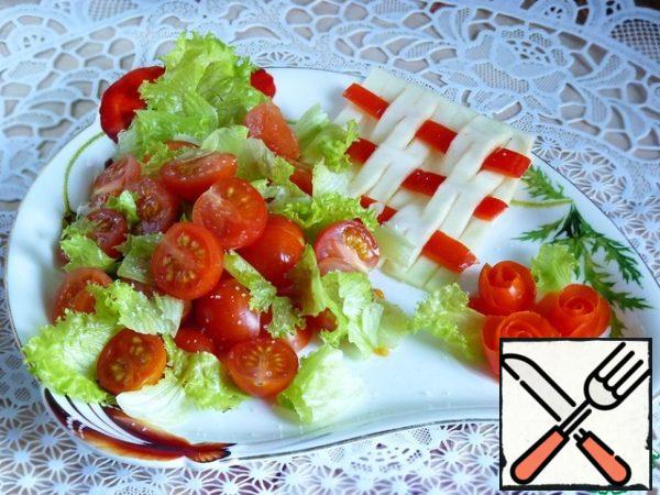 Cut the lettuce leaves into pieces. Put the tomatoes on a plate, alternating with lettuce leaves. Sprinkle the salad with sugar to your liking, you don't need much, just a little bit... The amount of sugar is indicated conditionally, you add according to your taste.
